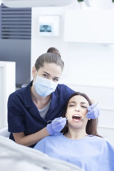 Gyönyörű nő beteg, miután fogászat fogorvosi rendelő — Stock Fotó