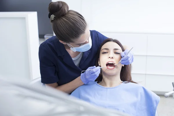 Dişçi ofisinde kadın hastaya — Stok fotoğraf