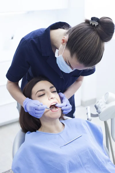 歯科医院で歯の治療を持っている美しい女性患者 — ストック写真