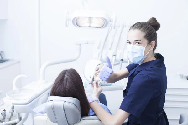 Paciente mulher no consultório do dentista — Fotografia de Stock