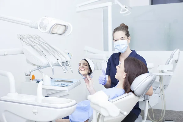 Gyönyörű nő beteg, miután fogászat fogorvosi rendelő — Stock Fotó