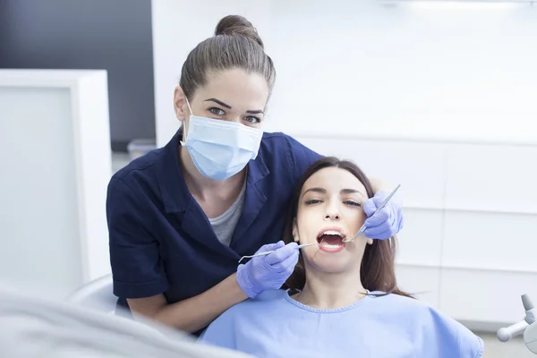 Wanita cantik pasien gigi di kantor dokter gigi — Stok Foto