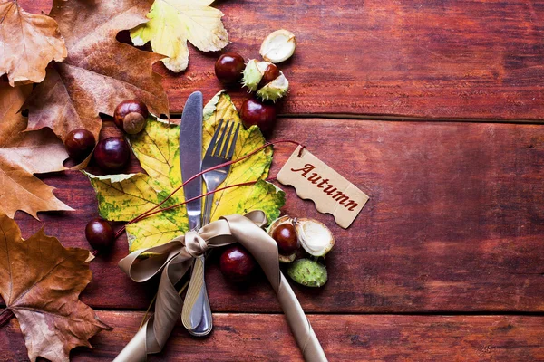 Foglie colorate su tavola di legno — Foto Stock