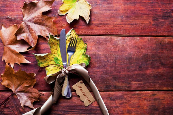 Kleurrijke bladeren op houten bord — Stockfoto