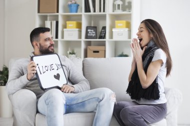 Çift gösteren aşk mesajı