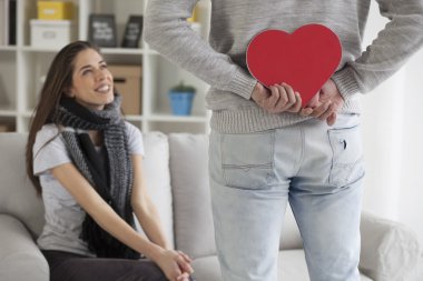 kalbi kız arkadaşına vermeye hazır olan adam