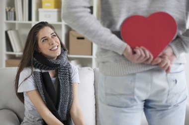 kalbi kız arkadaşına vermeye hazır olan adam