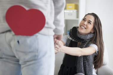 kalbi kız arkadaşına vermeye hazır olan adam