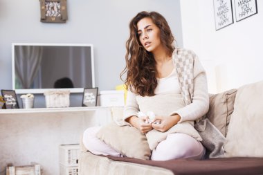 Oturma odasında hasta kadın