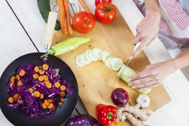 Şef taze organik gıda hazırlama