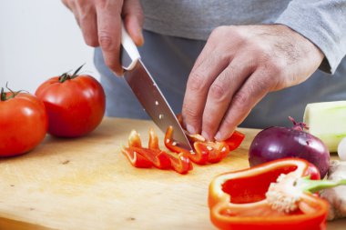 Taze organik gıda hazırlama. Kesme sebze