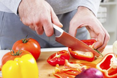 Taze organik gıda hazırlama. Kesme sebze