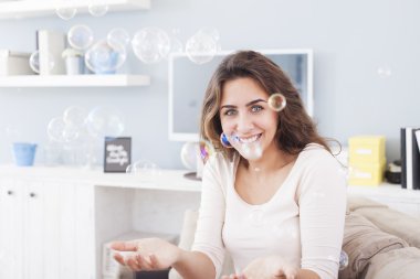 kadın bir sabun üfleme babbles