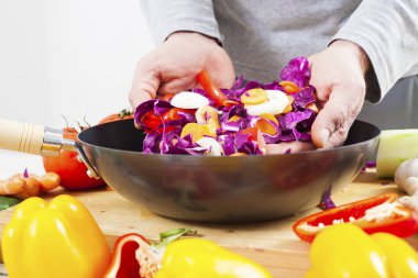 Taze organik gıda hazırlama. Kesme sebze