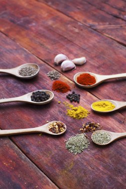 Tahta kaşıklar otlar ve baharatlar dolu
