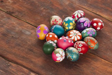 Renkli paskalya yumurtaları Eski kahverengi ahşap tahta
