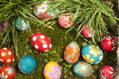Çimlerin üzerinde renkli Paskalya yumurtaları