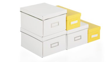 Beyaz üzerinde yığılmış kutular