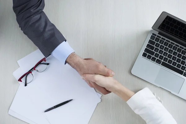 Hombre de negocios y mujer de negocios de la mano — Foto de Stock