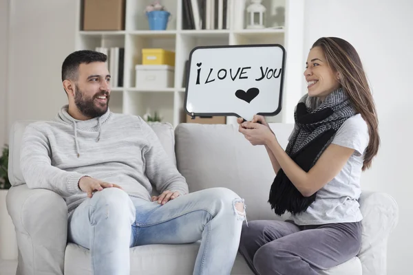 Casal mostrando mensagem de amor — Fotografia de Stock