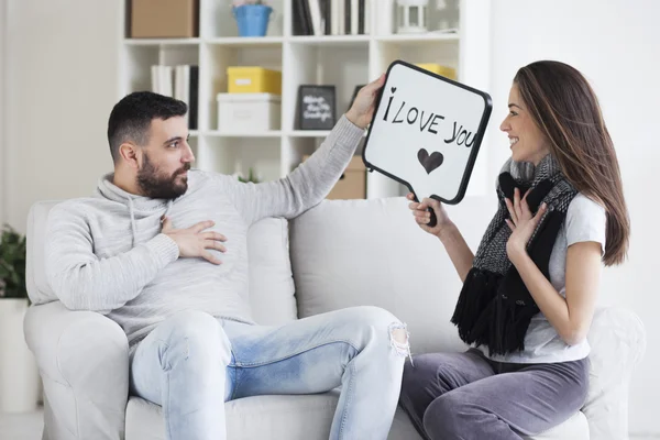 Casal mostrando mensagem de amor — Fotografia de Stock