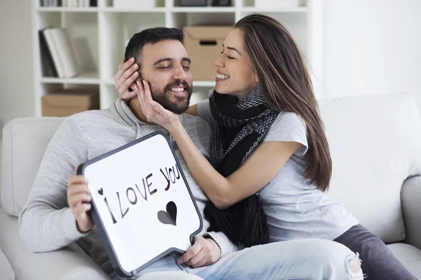 Casal mostrando mensagem de amor — Fotografia de Stock