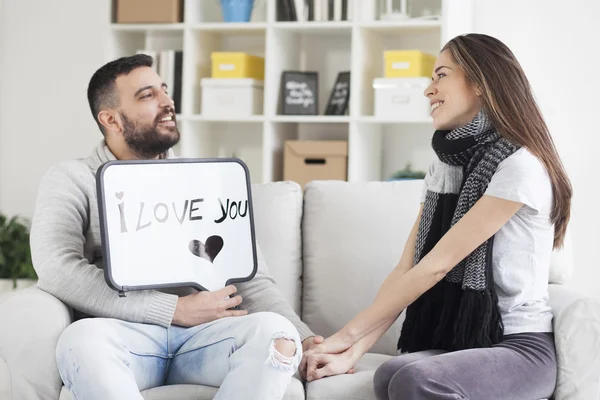 Casal mostrando mensagem de amor — Fotografia de Stock