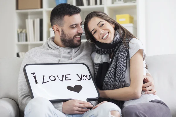 Casal mostrando mensagem de amor — Fotografia de Stock