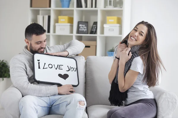 Genç çift gösterilen Beyaz tahtada yazılı mesaj seviyorum. Sana mesaj seviyorum. 