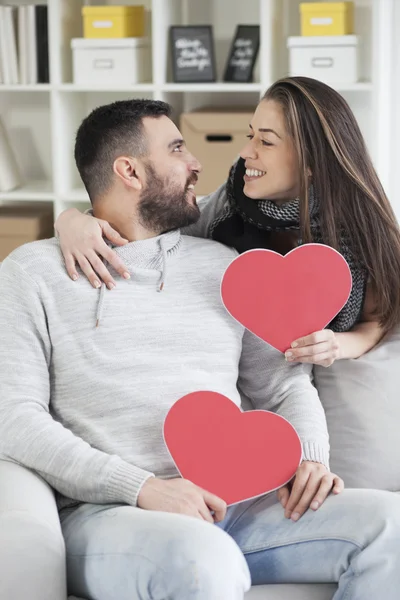 Couple sharing cardboard hearts — Stock Photo, Image