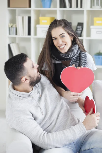 Paar teilt Herz aus Pappe — Stockfoto