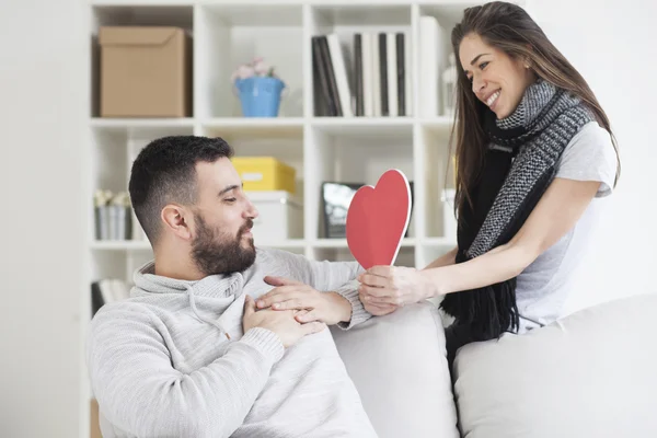 Couple sharing cardboard heart — Stock Photo, Image