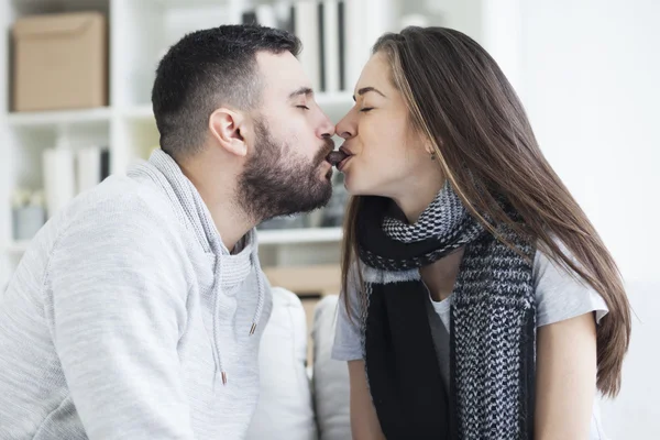 Casal comer biscoito de chocolate coração — Fotografia de Stock