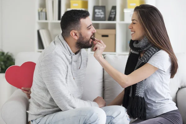 Pareja comiendo corazón chocolate galleta —  Fotos de Stock