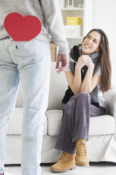 Hombre con corazón listo para dar a la novia —  Fotos de Stock