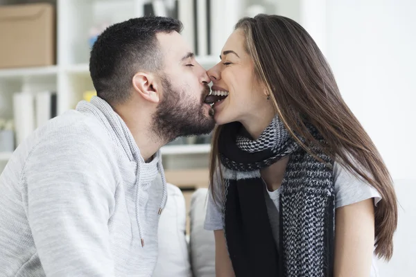 Couple eating heart chocolate cookie — Stock Photo, Image