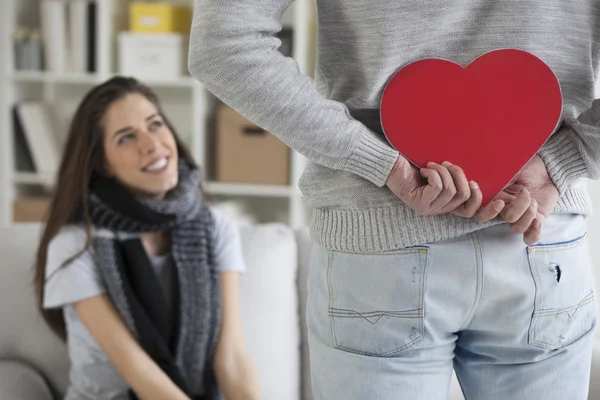 Homme avec coeur prêt à donner à petite amie — Photo