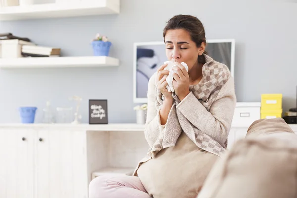 Kranke Frau im Wohnzimmer — Stockfoto