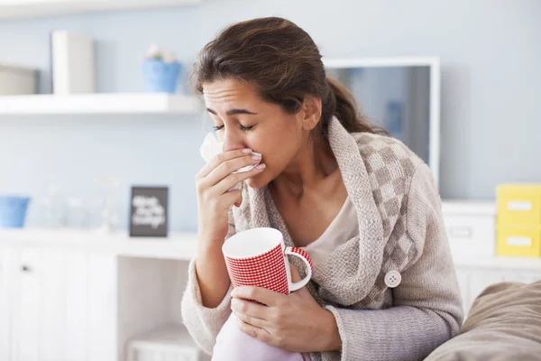 Kranke Frau trinkt Tee — Stockfoto