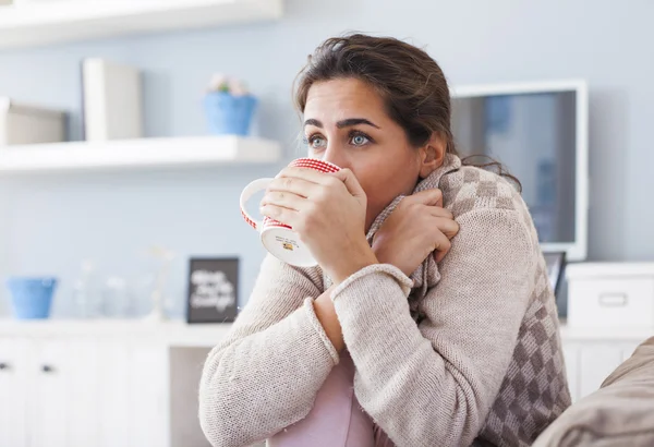 Sick woman drinking tea — Stock Photo, Image