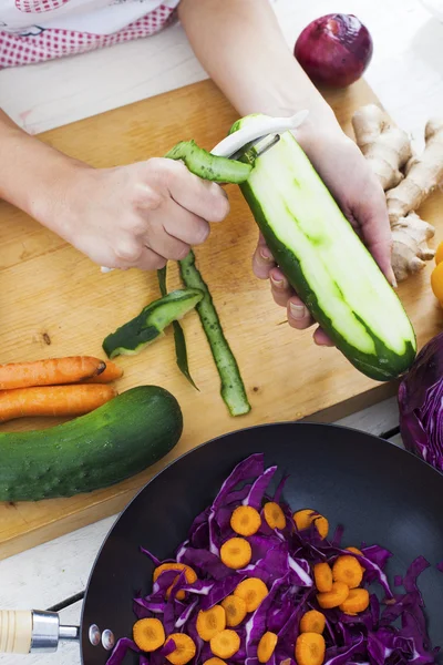 Salatalık peeling eller