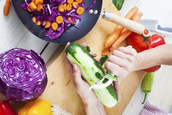 Chef che prepara cibi freschi biologici — Foto Stock