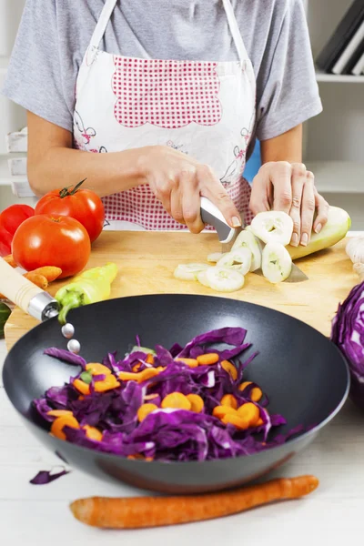 Şef taze organik gıda hazırlama