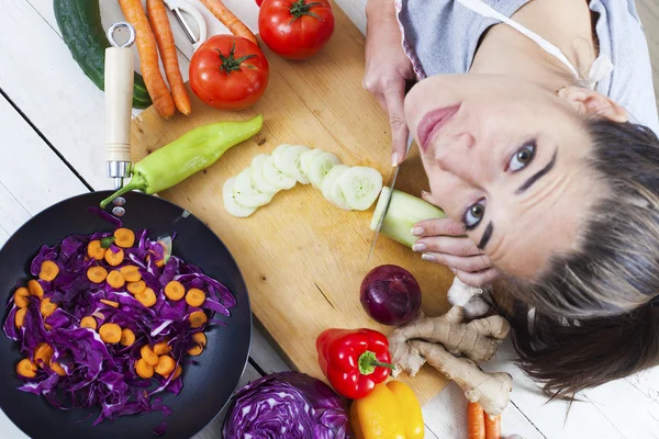 Kvinna som förbereder färska livsmedel — Stockfoto