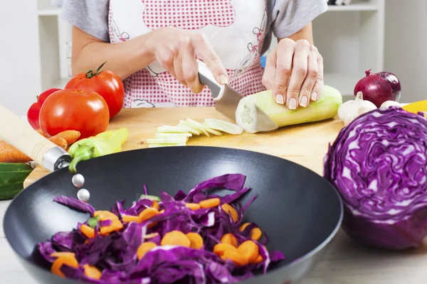 Chef-kok vers biologisch voedsel bereiden — Stockfoto