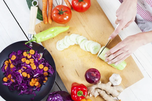 Şef taze organik gıda hazırlama