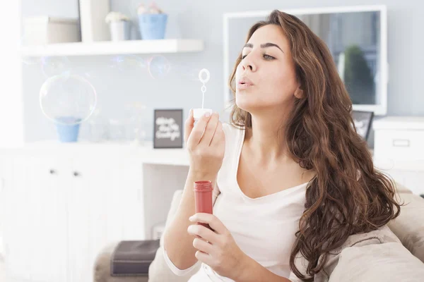 Woman blowing soap babbles — Stock Photo, Image