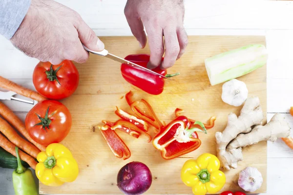 Chef che prepara cibi freschi biologici — Foto Stock