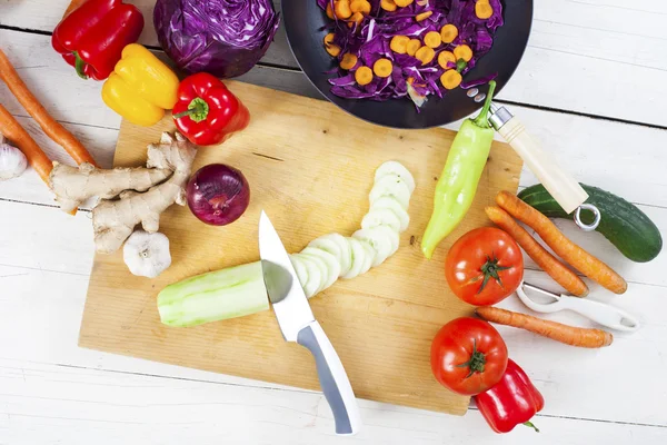 Taze organik gıda hazırlama. Kesme sebze