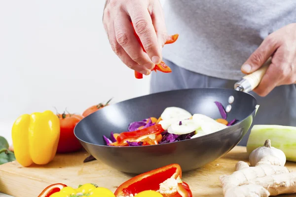 Taze organik gıda hazırlama. Kesme sebze